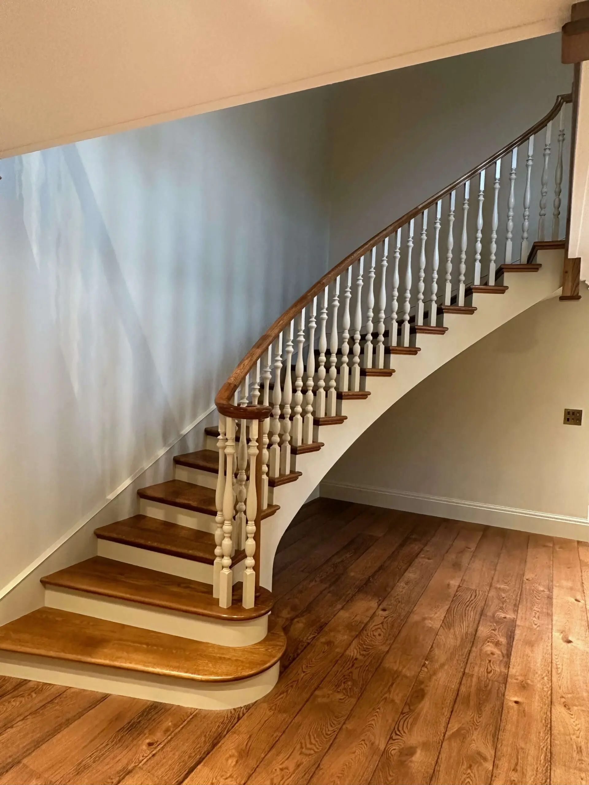 Elliptical oak cut string staircase