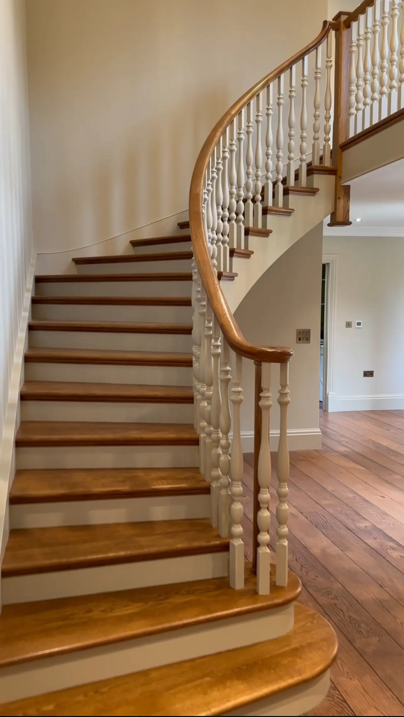 Elliptical oak cut string staircase